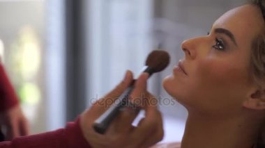 profesyonel makyaj uygulanması sanatçı makyaj