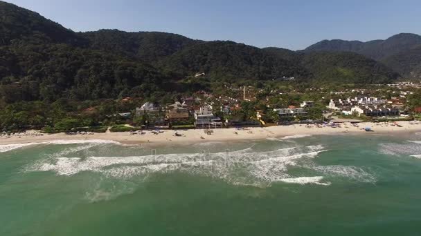 Praia de areia tropical e ondas — Vídeo de Stock