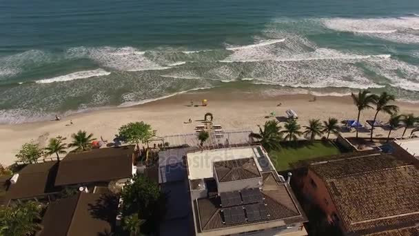 Praia de areia tropical e ondas — Vídeo de Stock