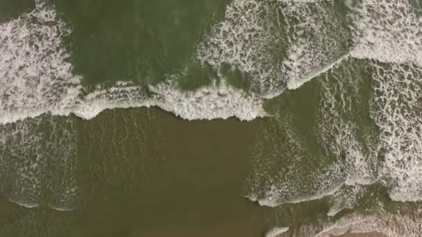 Tropische zandstrand en golven — Stockvideo