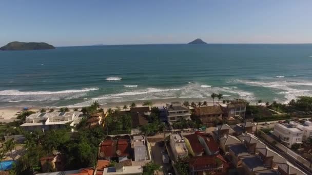 Tropikal kumlu plaj ve dalgalar — Stok video
