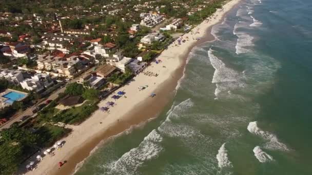 Тропічний піщаний пляж і хвилі — стокове відео