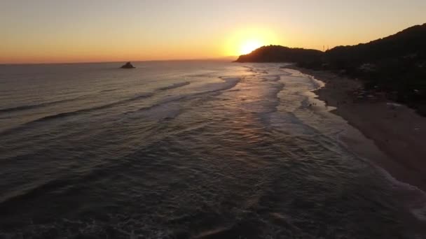 Costa de Brasil durante la puesta del sol — Vídeo de stock