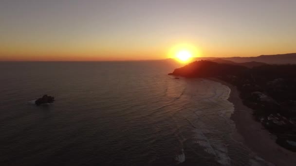 Costa de Brasil durante la puesta del sol — Vídeos de Stock