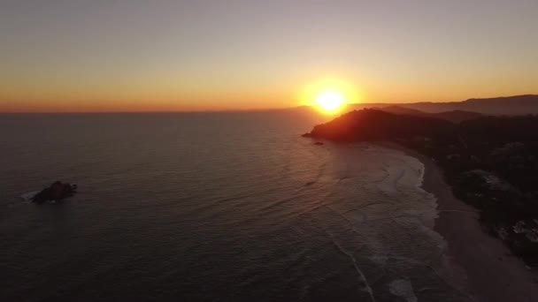 Costa de Brasil durante la puesta del sol — Vídeos de Stock