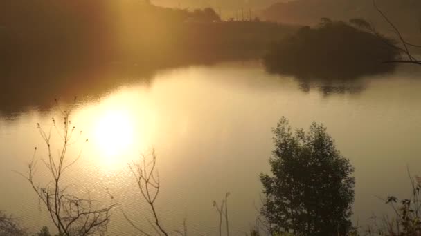 Nascer do sol com reflexão no lago — Vídeo de Stock