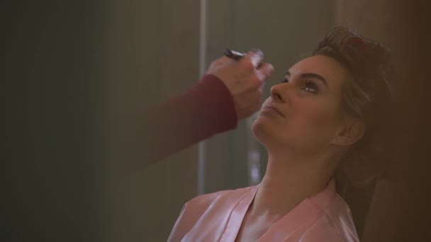 Maquillador profesional aplicando maquillaje — Vídeos de Stock