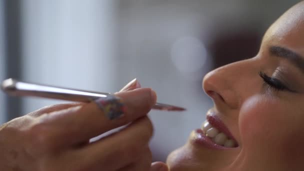 Truccatore rende una ragazza bella trucco — Video Stock