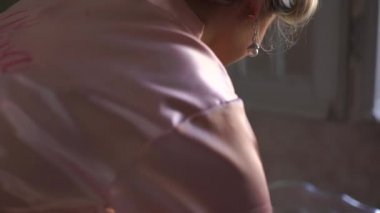 Gelin bir buket çiçek aldı