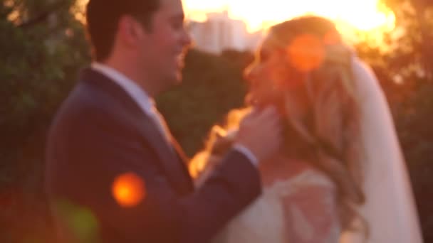 Brudparet kysser på balkong — Stockvideo