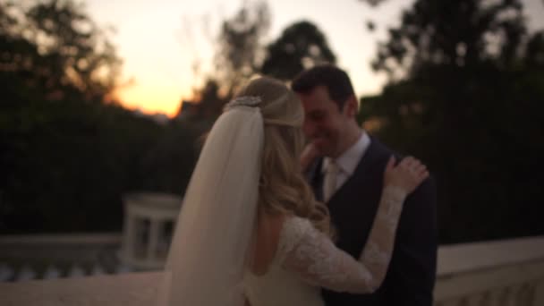 Noiva e noivo beijando em uma varanda — Vídeo de Stock