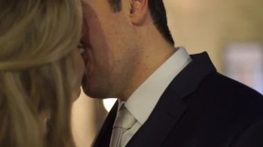 Gelin ve damat bir balkonda öpüşme