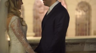 Gelin ve damat bir balkonda öpüşme