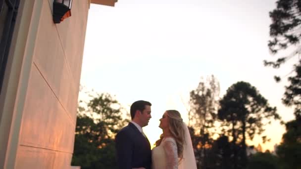 Novia y novio besándose en un balcón — Vídeo de stock