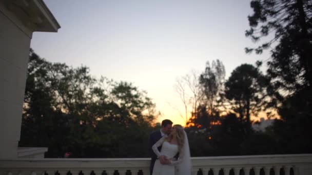 Mariée et marié étreignant sur un balcon — Video