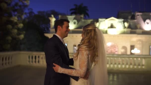 Mariée et marié dansant sur un balcon 