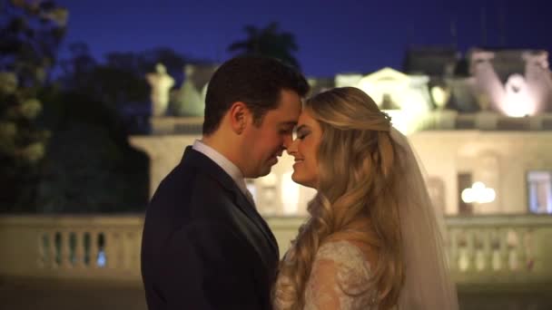 Mariée et marié dansant sur un balcon 