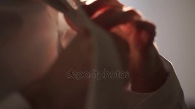 Kravat bağlama Beyaz tişörtlü adam