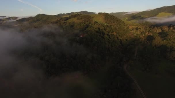 Літаючи над високими горами в красивих хмарах — стокове відео