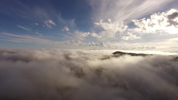 Aerial strzał ponad chmury — Wideo stockowe