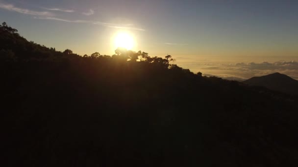 Západ slunce nad horami — Stock video