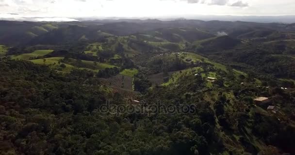 Voando sobre as belas montanhas e florestas — Vídeo de Stock