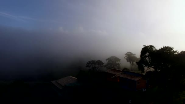 Survoler les hautes montagnes dans de beaux nuages 