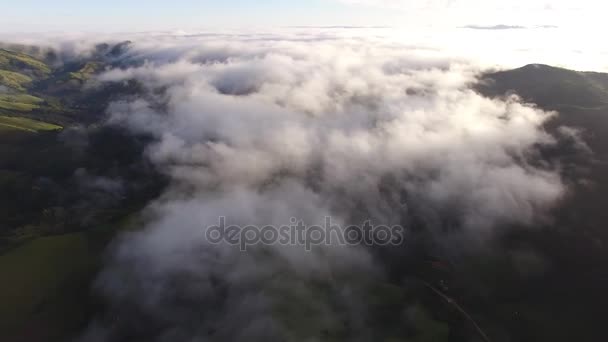 Voando sobre as altas montanhas em belas nuvens — Vídeo de Stock