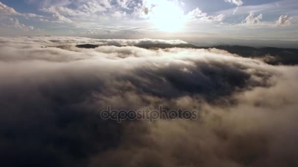 雲の上の空中ショット 動画クリップ
