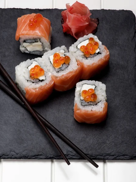 Lachs und Kaviar-Sushi — Stockfoto