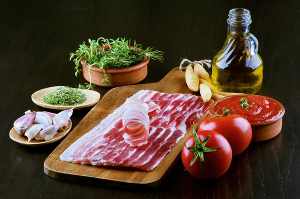 Pancetta e ingredientes — Fotografia de Stock