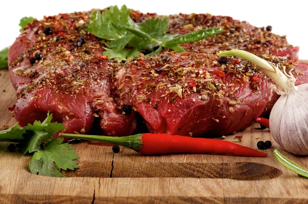 Carne de bovino crua marinada — Fotografia de Stock