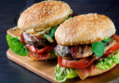 İki lezzetli hamburger