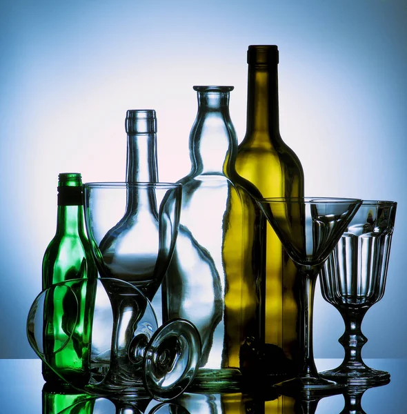 Leere Weingläser und Flaschen — Stockfoto