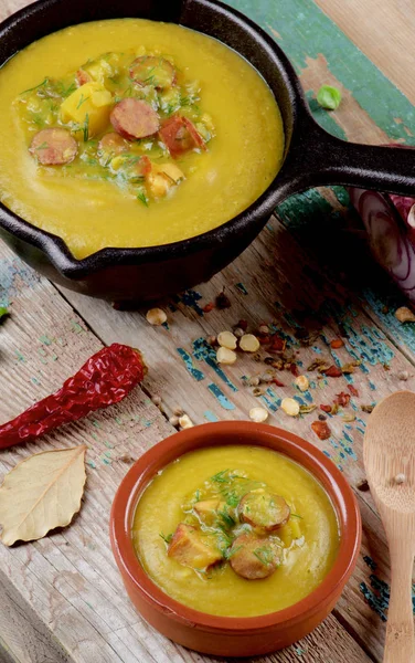 Sopa de ervilha com salsichas defumadas — Fotografia de Stock