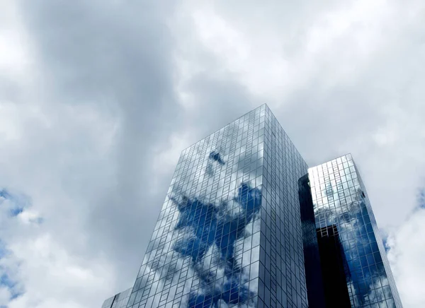 Edificio con reflejo del cielo — Foto de Stock