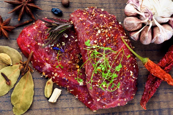 Marinerad rå nötkött — Stockfoto