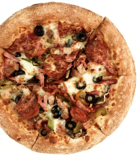 Pepperoni en zwarte olijven Pizza — Stockfoto