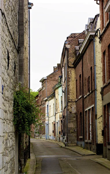 Przestarzałe Street w mieście Dinant — Zdjęcie stockowe