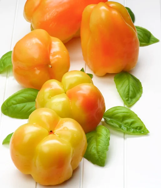 Žluté a oranžové papriky — Stock fotografie