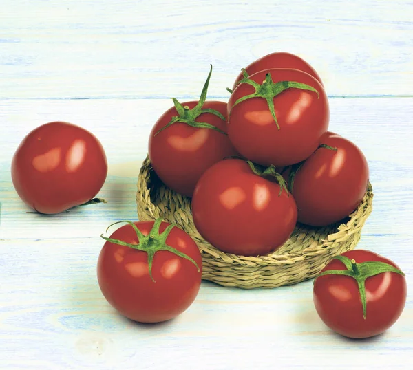 Rijpe tomaten met stengels — Stockfoto
