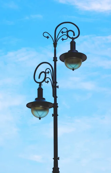 Elegantní pouliční lucerny — Stock fotografie