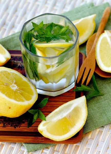レモンとミントの飲料 — ストック写真