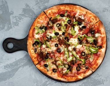 Jambon, zeytin ve Jalapenos lezzetli Pizza
