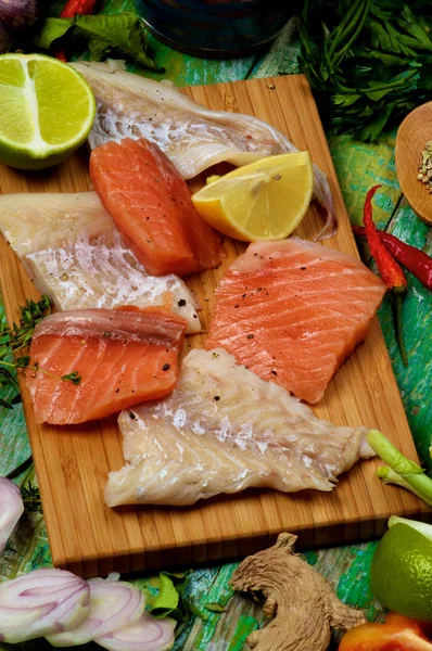 Rå fisk och kryddor — Stockfoto