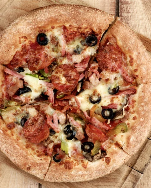 Pfefferoni und schwarze Oliven-Pizza — Stockfoto