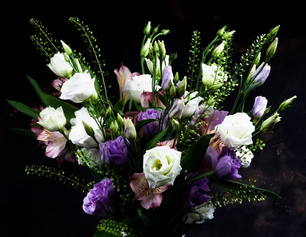Eleganter Blumenstrauß — Stockfoto