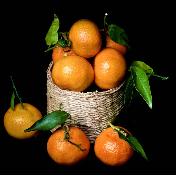 Rijp Tangerines met bladeren — Stockfoto