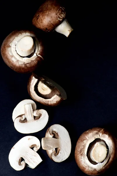 Сырые грибы Портобелло — стоковое фото