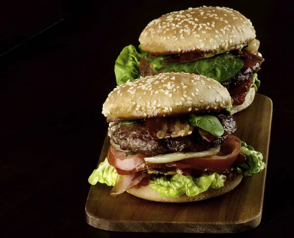 Deux hamburgers savoureux — Photo